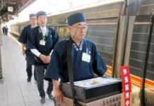 40年ぶり駅弁立ち売り販売 名古屋駅開業140周年企画で 松浦商店 木製の立売台も当時使われていたものを再現