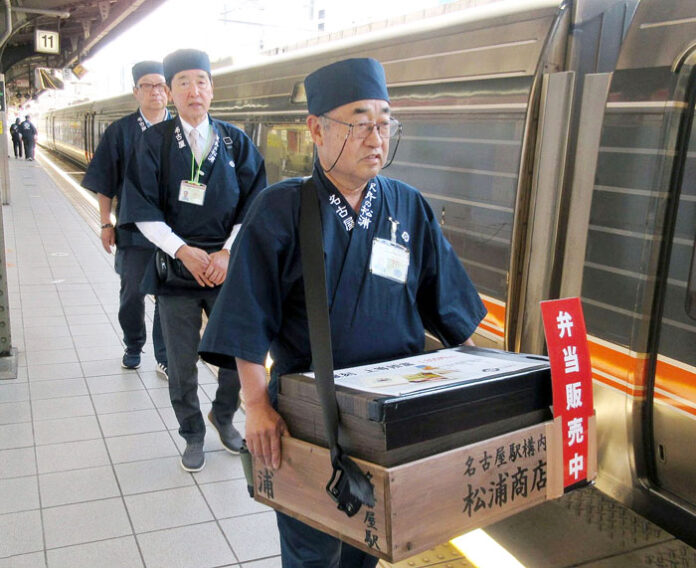 木製の立売台も当時使われていたものを再現