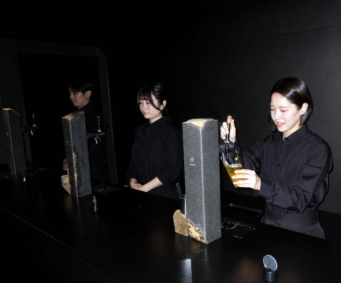 暗転した静かな空間で生ビールが注がれる