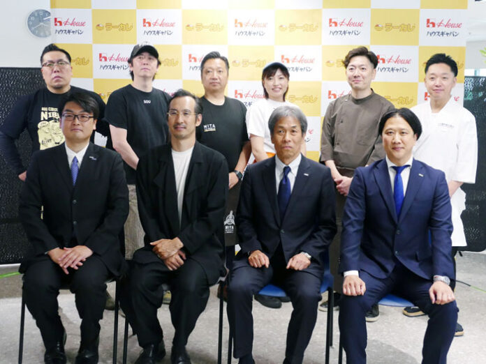 発表会で生駒晴司社長（前列右から2人目）ら