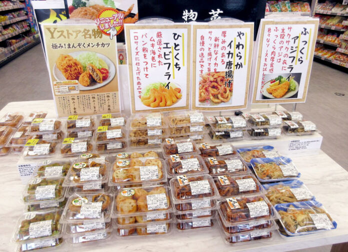 母店で製造された惣菜が順々に並べられていく