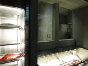 冷蔵ケースには肉や魚が置かれ、オーダーを受け捌いて販売する対応も行っている