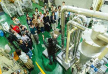 米粉パンの「ひびきぱん」 プロ講師集め工場見学 米粉の製粉工程を見学(西村機械製作所で)