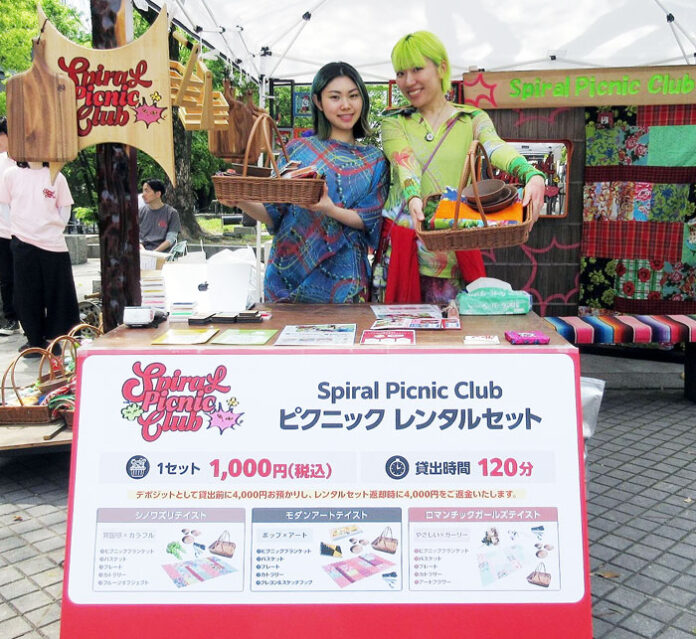 プロデュースに参画した「DOKKA vivid」の菅内のど佳さん㊧と夏明豊さん