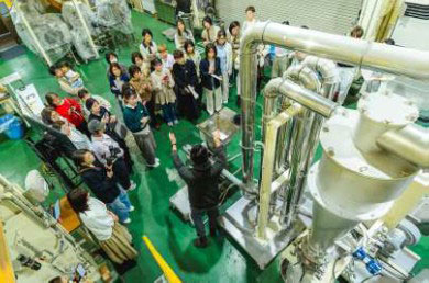 米粉の製粉工程を見学（西村機械製作所で）