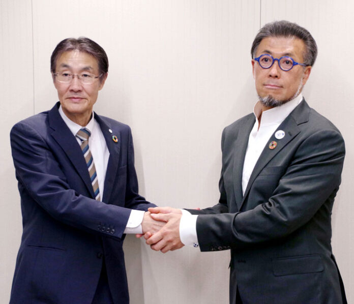 熊野直敏社長㊧と大川洋新会長