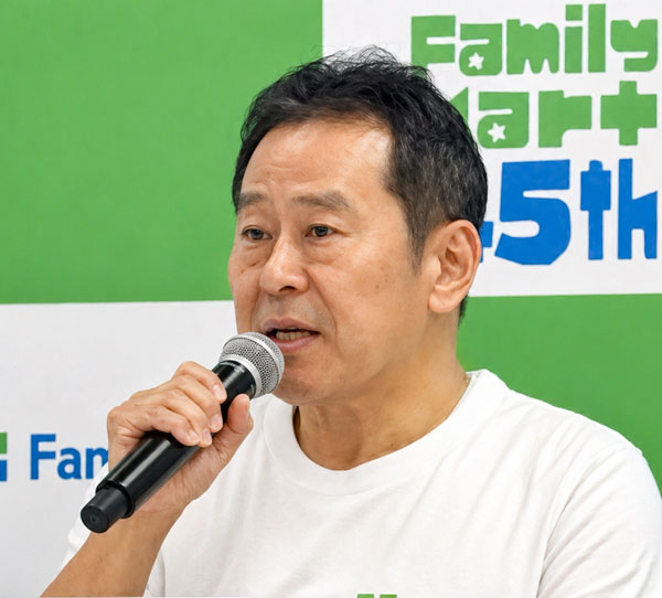 決算会見に臨む小谷建夫社長