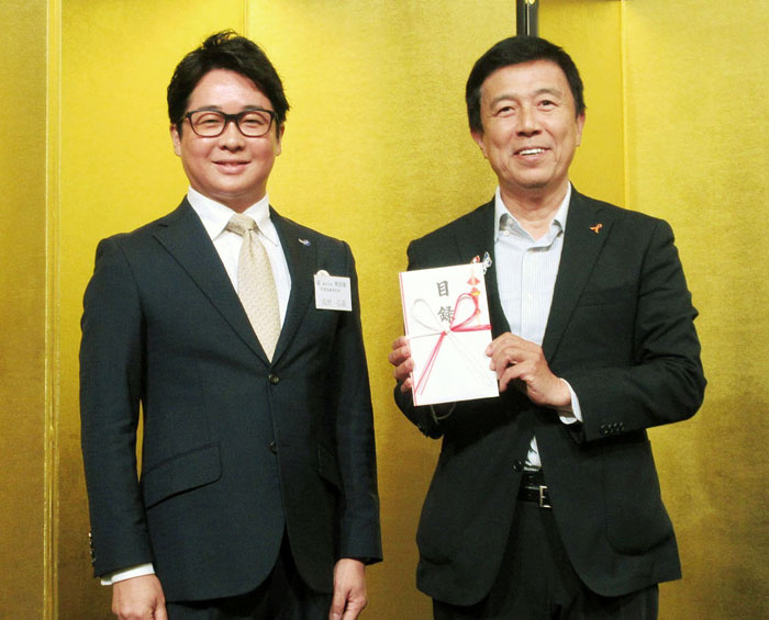浅野弘義社長㊧から広沢一郎市長に目録を贈呈
