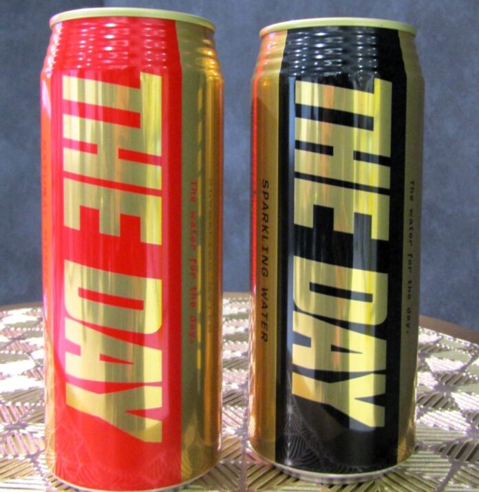 左から「THE DAY〈ナチュラルミネラルウォーター〉」（480ml）と「THE DAY〈スパークリングウォーター〉」（500ml）