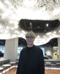 フロア中央のイベントスペース「微光の苑」で宇田吉範社長／CEO