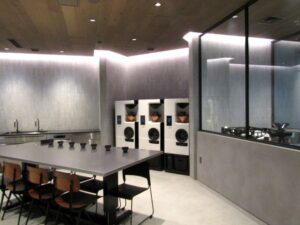 店内焙煎・製造室は、ガラス張りとなっており、米国Bellwether Coffee社の電気コーヒー焙煎機が3台置かれる