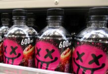 サントリー「ギルティ炭酸 NOPE」5500万本突破 世界観の伝達や背徳的な味わいを瞬時に伝えるアイコンなどが好調要因 売場に並ぶ「ギルティ炭酸 NOPE(ノープ)」