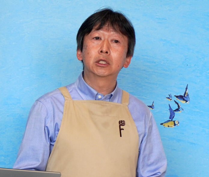 施設の概要を説明する川口詞正社長