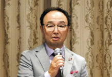 パックごはん 値上げ相次ぐも需要堅調 「良いものを間違いなく」 包装米飯協会が総会 あいさつする佐藤元氏