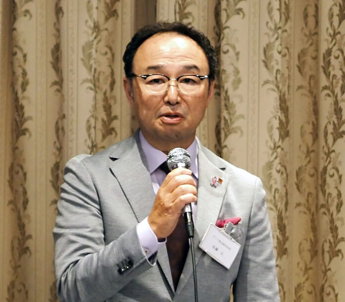 あいさつする佐藤元氏