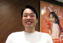 味の素AGF、プラごみ削減へ神奈川県・小売店と初の連携 「ブレンディ」マイボトルスティックを活用 「ブレンディ」マイボトルスティックをアピールする味の素AGF東京支社営業企画グループの谷車亮さん