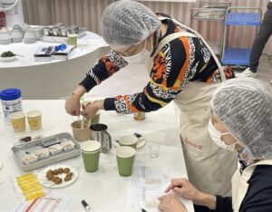 ツアーでは、参加者が開発者の仕事を疑似体験。用意された5種類の味噌、4種類のだし、8種類の具材を自由にブレンドして、おのおのがオリジナルみそ汁づくりを楽しんだ