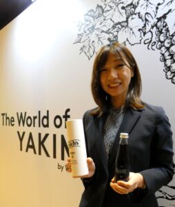 1本ギフトボックスを持つ岸夏希マーケティング本部マーケティング二部ブランド開発グループプロデューサー