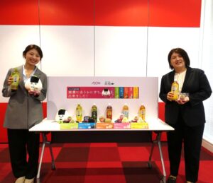 イオンリテールデリカ商品部の平尾佳緒梨氏（右）と日本コカ・コーラの高村有希菜緑茶事業部ブランドマネージャー（左）