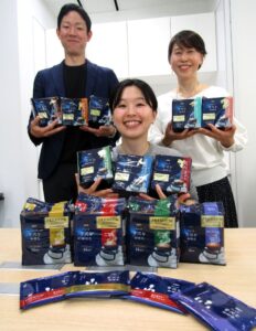 コンシューマービジネス部レギュラーコーヒーグループの鈴木空太グループ長、迫田優氏、コンシューマービジネス部ショッパーマーケティンググループの吉村真里子氏