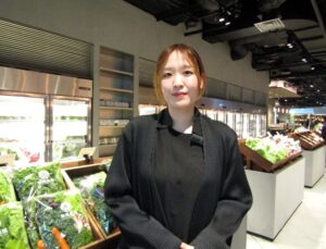 グロサリー店舗「KURA：000」の綿貫愛依さん