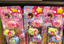 明治「ツインクル」が平成女児ブームの波に乗る おまけシールの刷新効果で「非常に好調」 シール集め・交換のトレンドが追い風 売場に並ぶ「ツインクル 5粒」