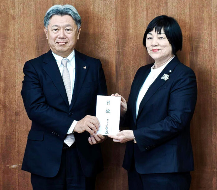 谷口英樹社長㊧と大間順子教育長
