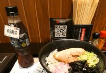 「サントリー黒烏龍茶」が「中華そば 髙野」とコラボ 目玉はトッピング30秒間押し放題 がっつり飯・こってり飯との相性を周知 「サントリー黒烏龍茶OTPP」と(オリジナルマシマシトッピングの「中華そば 高野」監修の油そば。オリジナル「黒烏龍茶食券キーホルダー」がプレゼントされる。