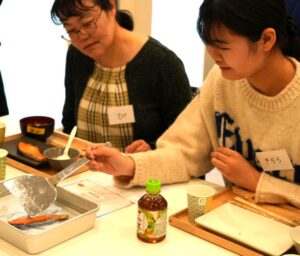 焼鮭をお湯に浸して復元している様子