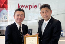 ヤグチ春季見本市 新商品&リード獲得コンテスト ダブル受賞のキユーピーを表彰 キユーピーの向野武彦支社長㊧とヤグチ岩見隆向専務