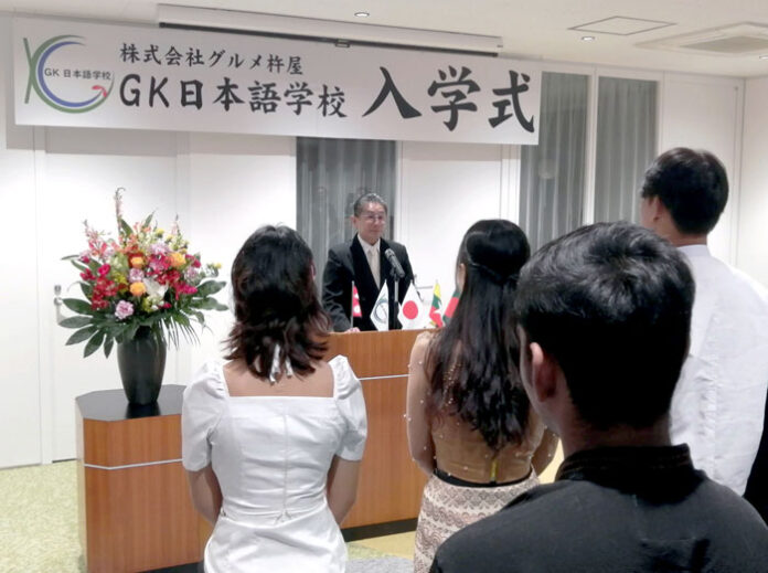入学式であいさつする椋本充士社長