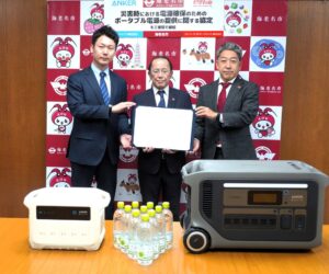締結式に臨んだCCBJIの久保健一上席ディレクターベンディング事業統括本部ベンディング首都圏営業本部本部長（右）、海老名市の内野優市長（中央）、アンカー・ジャパンの猿渡歩代表取締役CEO（左）
