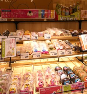 「綾鷹」「綾鷹 濃い緑茶」「綾鷹 濃いほうじ茶」「綾鷹 ミネラル緑茶」「綾鷹 玄米茶」の各アイテムに合わせて新たに開発された全5種類のおにぎりの売場（イオンスタイル鴨居）