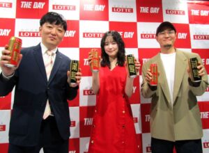 左からロッテホールディングスの平井翔大ウエルネス事業戦略部課長、加藤小夏さん、ラッパー・クリエティブディレクターのTaiTanさん