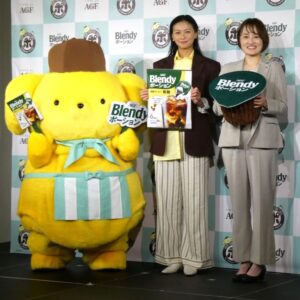 左からポムポムプリン、榮倉奈々さん、味の素AGFの德永理紗氏