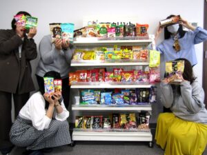 「おかしな会」で共同して作り上げた春夏の棚を前に、取材に応じたイトウ製菓（右奥）、エイワ（中央奥）、春日井製菓（左奥）、クラシエ（左下）、東京カリント（右下）の各広報担当者