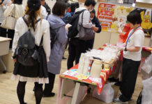 ヒガシマル醤油 「うどんスープ」試食イベント 豆乳そうめんに長蛇の列 冷たい豆乳そうめんに至る所で「美味しい」の声が聞こえた