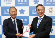 中部メイカン 創業50周年の記念事業 大垣市と安八町に500万円寄附 小寺仁康社長㊧と大垣市の石田仁市長