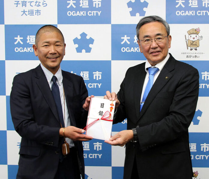 小寺仁康社長㊧と大垣市の石田仁市長