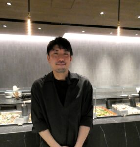 デリカテッセン店舗「DELI：365」のシェフ竹口隼さん