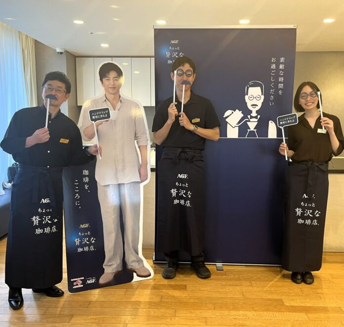 マンションの住民を対象に4月19日開催された「ちょっと贅沢な珈琲店 ハンドドリップ教室」で講師を務めた「AGFコーヒーマイスター」
