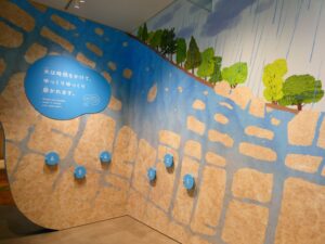 参加者が小窓を開けて楽しむ展示