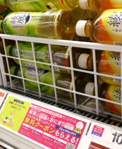 飲料売場でのキャンペーンを訴求するPOP