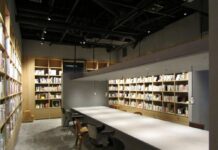 小川珈琲、1フロアに12業態のクロスオペレーションで融合図る遠大な実験開始 幸せな未来目指し本物通じ「感覚が開く」体験の場 12業態の1業態であるブック&ライブラリー内にある有料ラウンジスペース