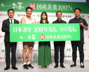 左から5月12日発表会に登壇した伊藤園の志田光正執行役員マーケティング本部長、なかやまきんに君さん、有村架純さん、堀口園の堀口省吾さん、鹿児島堀口製茶の堀口大輔さん」