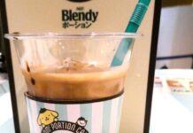 「ポムポムプリン」がカフェの店長に 味の素AGF「ブレンディ」ポーションでコラボイベント開催 TVCMも放映 イベントで提供されるドリンク例