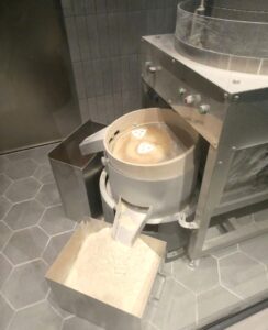 「PAN:013」で小麦を挽く様子