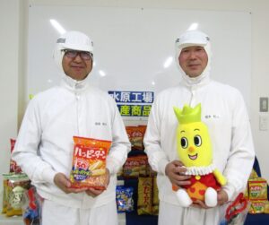 植木和人生産本部水原工場長(右)と齋藤威光製造2課長