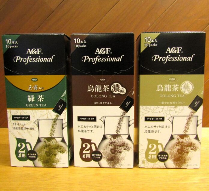 左からスティックタイプのパウダードリンク（業務用スティック）「玉露入り緑茶2L用」「烏龍茶濃味2L用」「烏龍茶華味2L用」