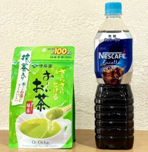 左から「ネスカフェ ボトルコーヒー」と「さらさらとける お～いお茶 抹茶入り緑茶」